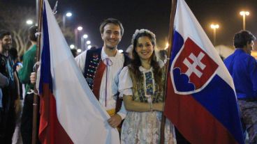 Jóvenes representantes de Eslovaquia posan para la cámara este viernes. (Rosario3.com)
