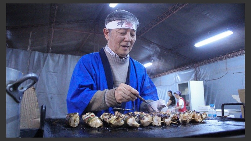 Un hombre en Japón prepara su especialidad. (Rosario3.com)