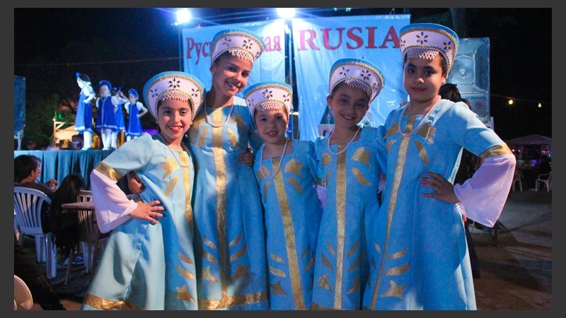 Unas pequeñas de Rusia este viernes antes de subir al escenario. (Rosario3.com)