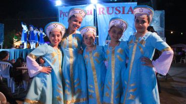 Unas pequeñas de Rusia este viernes antes de subir al escenario. (Rosario3.com)