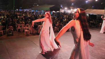 Las chicas se lucen en el escenario. (Rosario3.com)