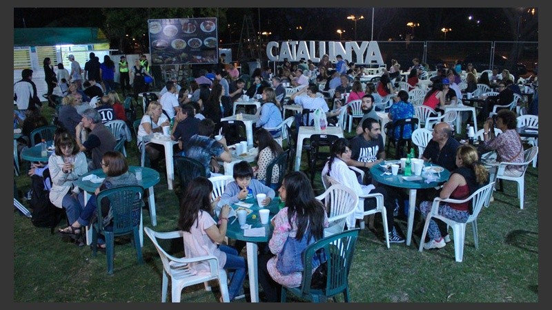 La gente copó los lugares para cenar este viernes. (Rosario3.com)