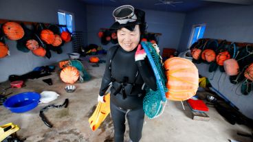 Las haenyeo o "mujeres del mar" se sumergen en el océano en busca de algas en Corea del Sur. (EFE)