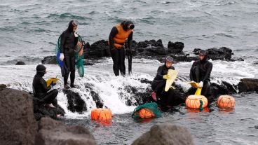 Sin ayuda de oxígeno asistido, las mujeres descienden alrededor de 10 metros desafiando los peligros del mar revuelto. (EFE)