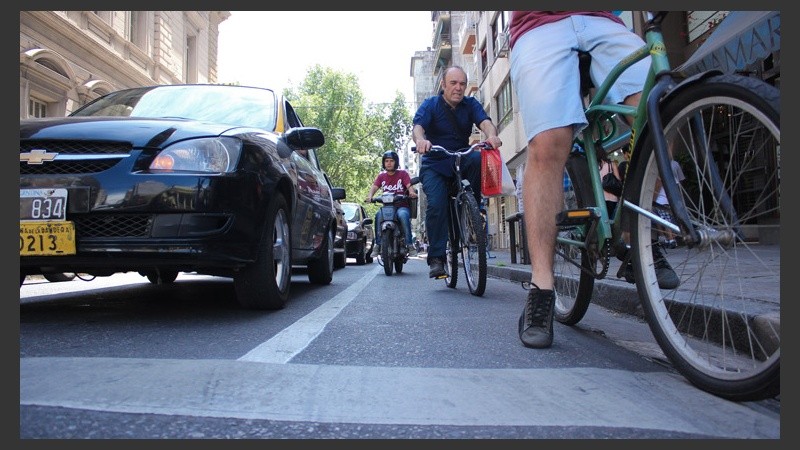 El municipio comenzó a trazar las nuevas ciclovías en calles céntricas. Muchos ciclistas ya comenzaron a usarlas. (Rosario3.com)