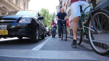El municipio comenzó a trazar las nuevas ciclovías en calles céntricas. Muchos ciclistas ya comenzaron a usarlas. (Rosario3.com)
