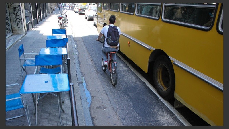 Los ediles Sukerman y Norma López pidieron que se suspendan las obras. Dicen que en algunos sectores los vehículos pasan muy cerca de los ciclistas. (Rosario3.com)