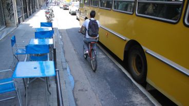 Los ediles Sukerman y Norma López pidieron que se suspendan las obras. Dicen que en algunos sectores los vehículos pasan muy cerca de los ciclistas. (Rosario3.com)