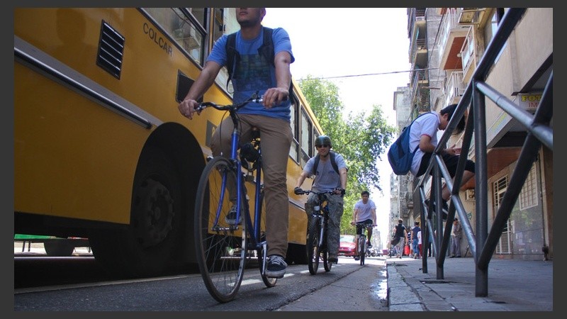 En calles angostas como Entre Ríos, los colectivos suelen pisar el sector de bicisenda. (Rosario3.com)