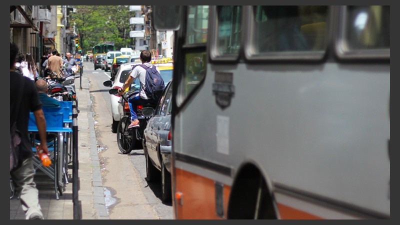 Autos y colectivos invaden la ciclovía de calle Entre Ríos casi Mendoza. (Rosario3.com)