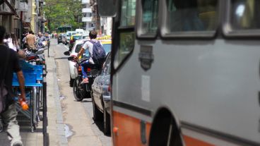Autos y colectivos invaden la ciclovía de calle Entre Ríos casi Mendoza. (Rosario3.com)