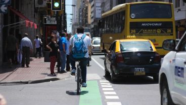 "Hay calles cuyo ancho no permite circular a un colectivo sin invadir las ciclovías", dijo el edil Sukerman. (Rosario3.com)