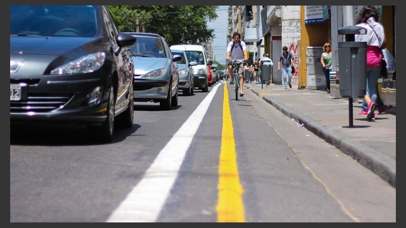 Línea amarilla y blanca con serrucho para separar las bicicletas de los autos, como en calle Corrientes. (Rosario3.com)