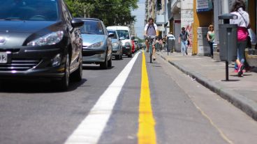 Línea amarilla y blanca con serrucho para separar las bicicletas de los autos, como en calle Corrientes. (Rosario3.com)