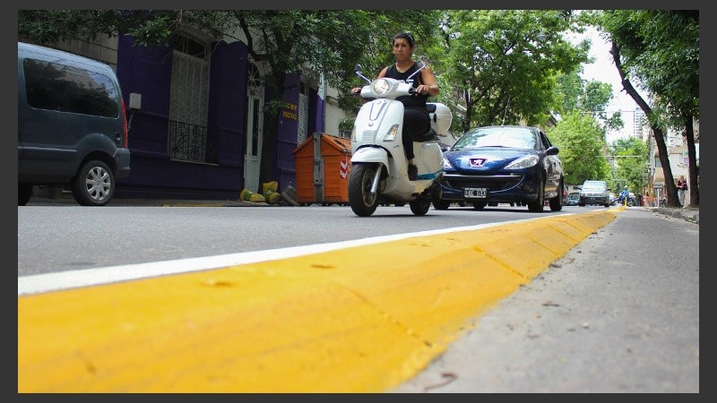 En algunas calles, como Alem, se están instalando cordones separadores. (Rosario3.com)