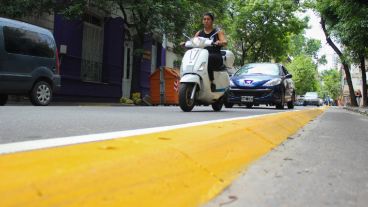 En algunas calles, como Alem, se están instalando cordones separadores. (Rosario3.com)