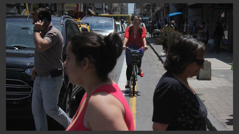 A pesar de algunas críticas, las nuevas bicisendas ya son usadas por los ciclistas que recorren el microcentro todos los días. (Rosario3.com)