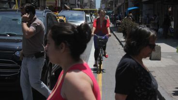 A pesar de algunas críticas, las nuevas bicisendas ya son usadas por los ciclistas que recorren el microcentro todos los días. (Rosario3.com)