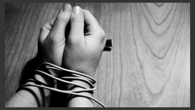 Además de las carteras, zapatos y joyas de la víctima de 59 años, se llevaron relojes, una cámara de foto, un televisor, 250 euros y 200 dólares.