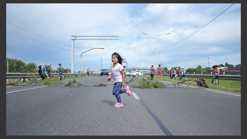  Una niña juega en Circunvalación en una jornada de protestas. (Alan Monzón/Rosario3.com)
