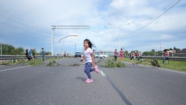 Una niña juega en Circunvalación en una jornada de protestas. (Alan Monzón/Rosario3.com)