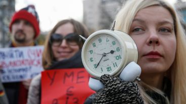 Hubo relojes que simbolizan que "el tiempo corre" durante una manifestación delante del Parlamento en Kiev. (EFE)