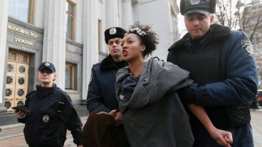 Policías detienen a una activista del movimiento FEMEN durante la manifestación. (EFE)