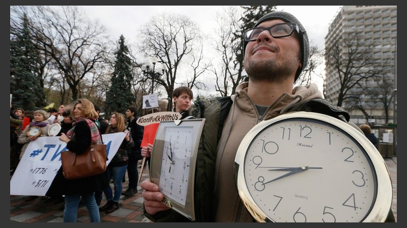 Un hombre sostiene un reloj. Los activistas aseguran que a pesar de una larga lucha, aún no tuvieron respuestas. (EFE)