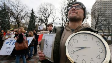 Un hombre sostiene un reloj. Los activistas aseguran que a pesar de una larga lucha, aún no tuvieron respuestas. (EFE)
