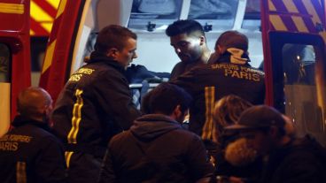 Un hombre herido asistido por bomberos, junto al Estadio de Francia, donde tres bombas estallaron en el norte de París.