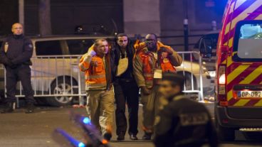 Los heridos son evacuados desde el Stade de France en París.