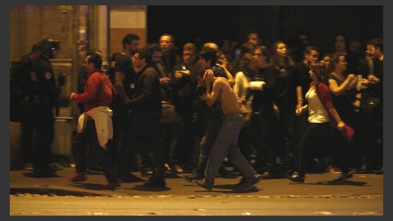 Pánico en las afuera de la sala Bataclan en París.
