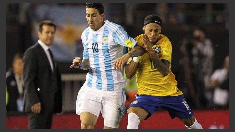 Di María y Neymar, talento en lucha.