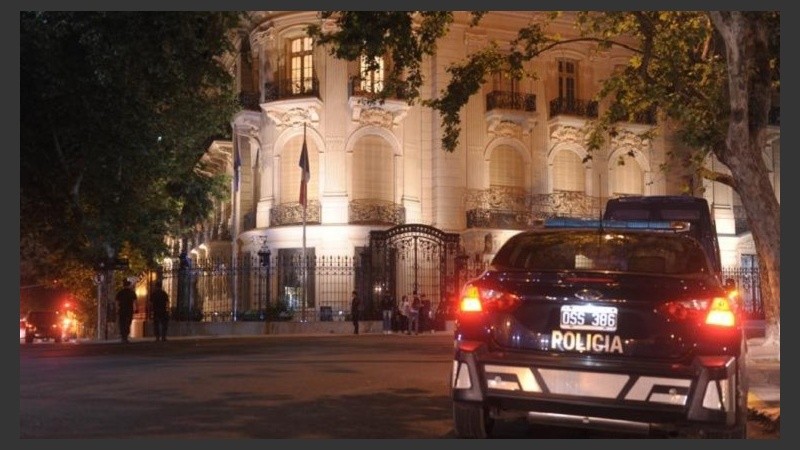 Berni dispuso reforzar la seguridad en la sede diplomática de Francia en Argentina.