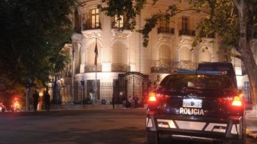 Berni dispuso reforzar la seguridad en la sede diplomática de Francia en Argentina.