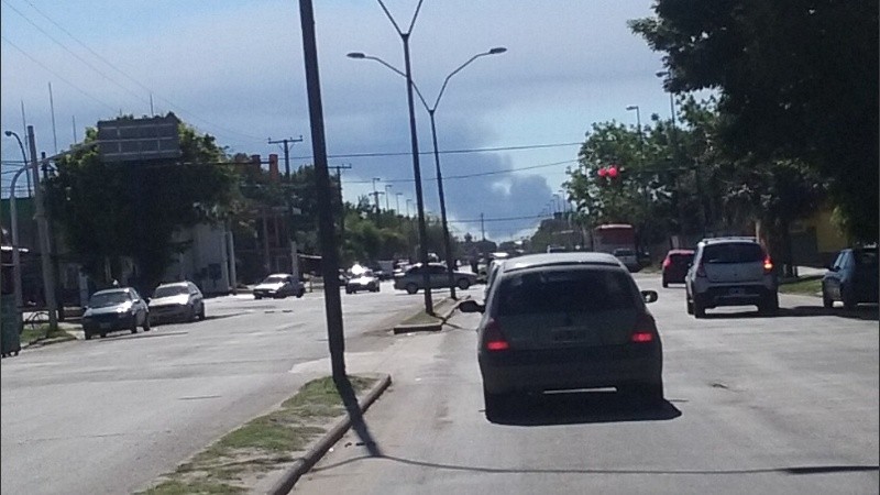 La columna de humo vista desde la avenida 27 de Febrero.