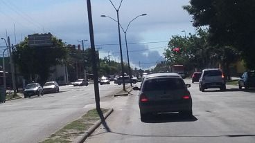 La columna de humo vista desde la avenida 27 de Febrero.