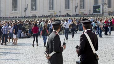 Tras los ataques en París, la misa de este domingo en el Vaticano estuvo acompañada por muchos agentes policiales. (EFE)