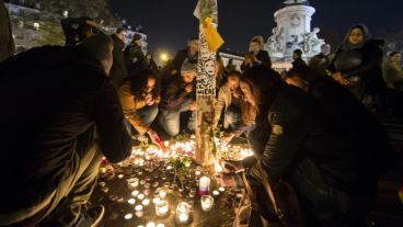 Velas para homenajear a las víctimas en la Plaza de la República, en París.