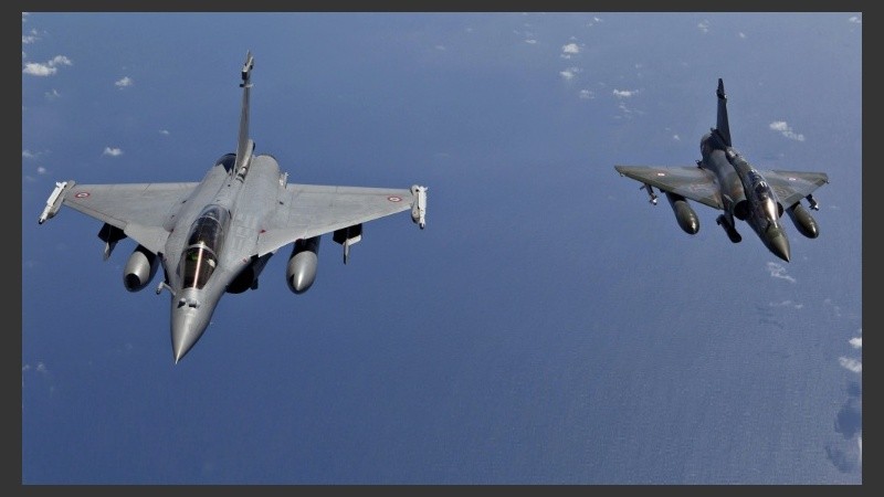 Los cazas franceses Rafale y Mirage 2000 atacaron puestos yihadistas.