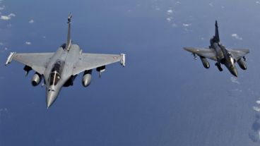 Los cazas franceses Rafale y Mirage 2000 atacaron puestos yihadistas.
