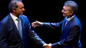 Un saludo cordial entre los dos candidatos.