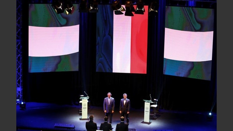 Argentina Debate y los candidatos hicieron un minuto de silencio en homenaje a las víctimas de los atentados en Francia. (EFE)