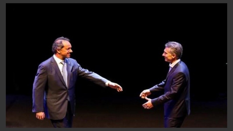 Macri y Scioli se saludan. 