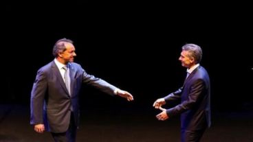Macri y Scioli se saludan.