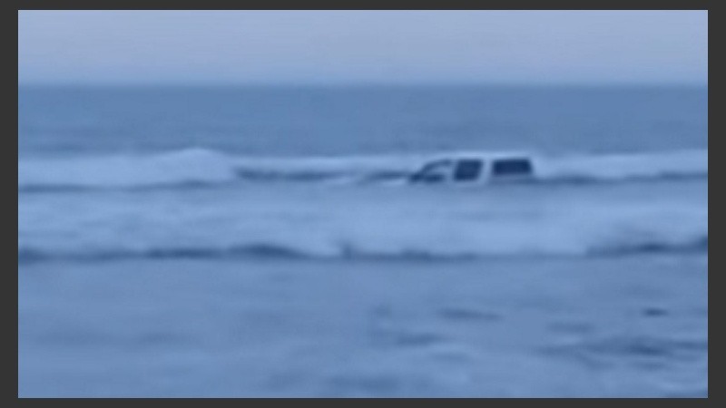 La camioneta y su conductor adentrándose en el mar.