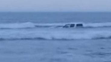 La camioneta y su conductor adentrándose en el mar.
