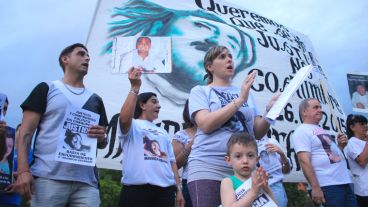 La movida estuvo acompañada por familiares de otros casos de víctimas de la inseguridad en Rosario. (Alan Monzón/Rosario3.com)