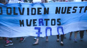 Una bandera con el número 700, cifra de muertos por la inseguridad en estos últimos años en Rosario y la región. (Alan Monzón/Rosario3.com)
