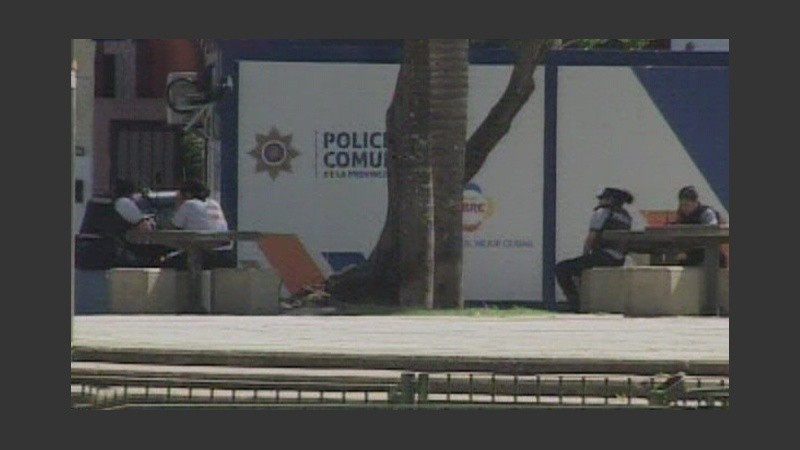 La imagen que captó El Tres de los policías al sol. 